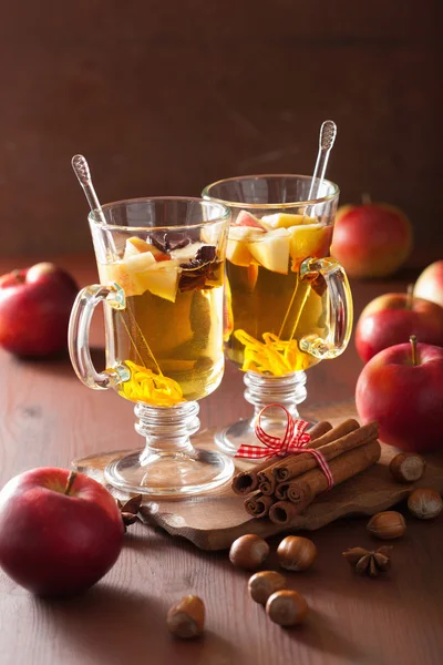 Vaso de sidra de manzana caliente con naranja y especias, bebida de invierno —  Fotos de Stock