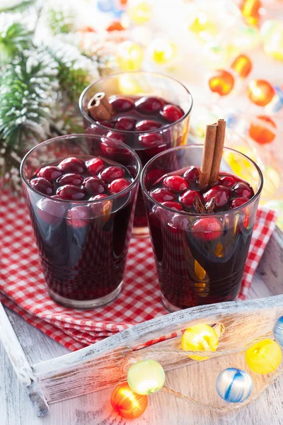 Glas glögg med tranbär och kryddor, vintern drink — Stockfoto