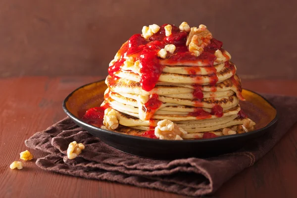 Stack of pancakes with strawberry jam and walnuts. tasty dessert — Stock Photo, Image