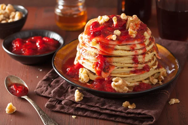 Stack of pancakes with strawberry jam and walnuts. tasty dessert — Stock Photo, Image