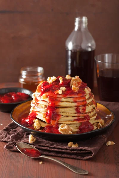 Stack of pancakes with strawberry jam and walnuts. tasty dessert — Stock Photo, Image