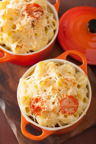 Baked macaroni with cheese in orange casserole — Stock Photo, Image