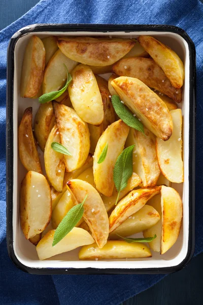 Cuñas de patata al horno en plato para hornear de esmalte — Foto de Stock