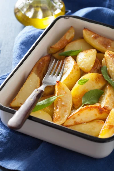 Gebakken aardappel partjes in tandglazuur ovenschaal — Stockfoto