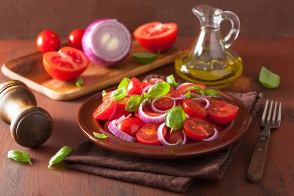 Ensalada de tomate saludable con aceite de oliva de albahaca de cebolla y vino balsámico —  Fotos de Stock