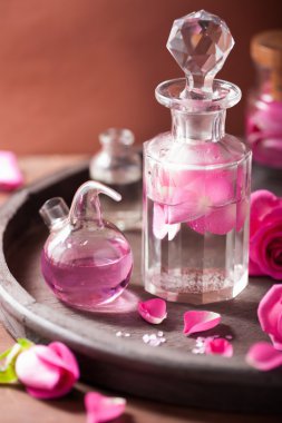 Simya ve aromaterapi gül çiçek ve şişe ile ayarla 