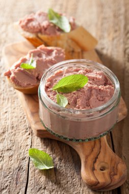 sağlıklı tavuk karaciğer pate adaçayı kavanoz ve ekmek ile