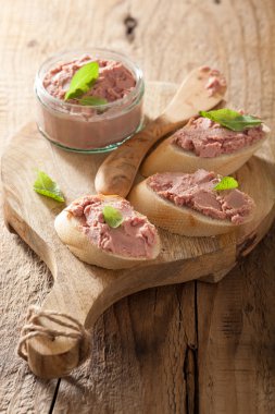 sağlıklı tavuk karaciğer pate adaçayı kavanoz ve ekmek ile