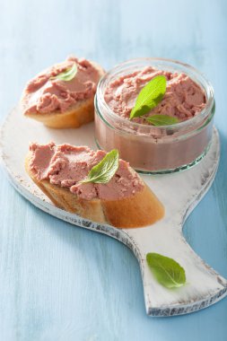 sağlıklı tavuk karaciğer pate adaçayı kavanoz ve ekmek ile