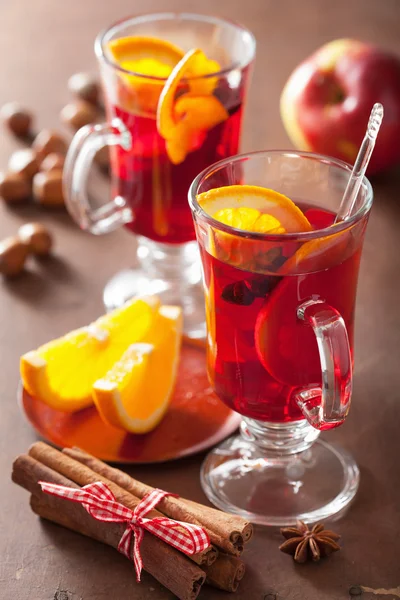 Glass of mulled wine with orange and spices, winter drink — Stock Photo, Image