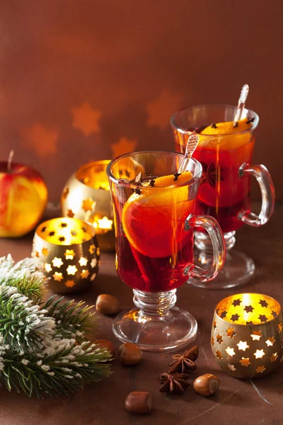 Келих глінтвейну з апельсином і спеціями, різдвяний декор — стокове фото
