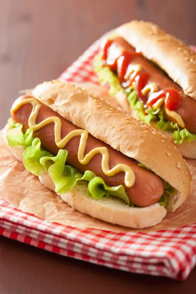 Hot dog con senape al ketchup e lattuga — Foto Stock