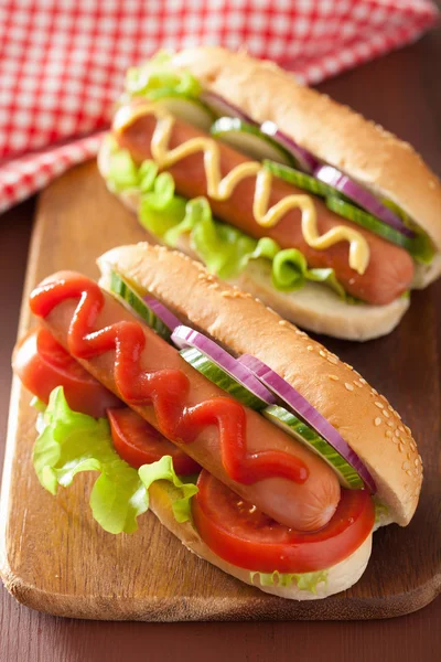 Cachorro-quente com ketchup mostarda e legumes — Fotografia de Stock