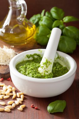ahşap rustik arka plan üzerinde pesto soslu için malzemeler