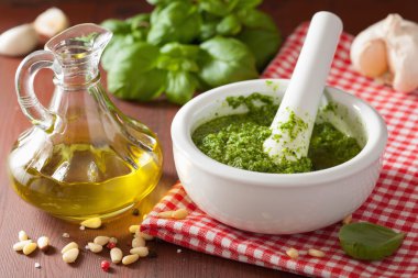 pesto sos ve malzemeler ahşap rustik arka plan üzerinde