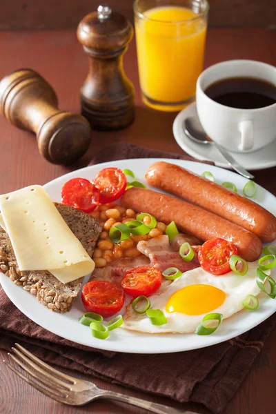 Desayuno inglés con salchichas de huevo frito tocino tomates frijoles —  Fotos de Stock