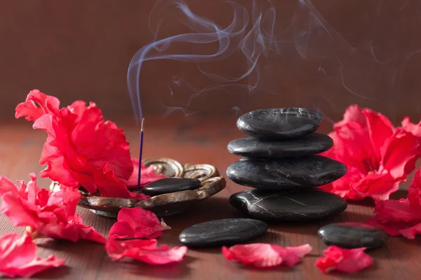 Açelya çiçek siyah masaj taşların tütsü çubukları aromather için — Stok fotoğraf