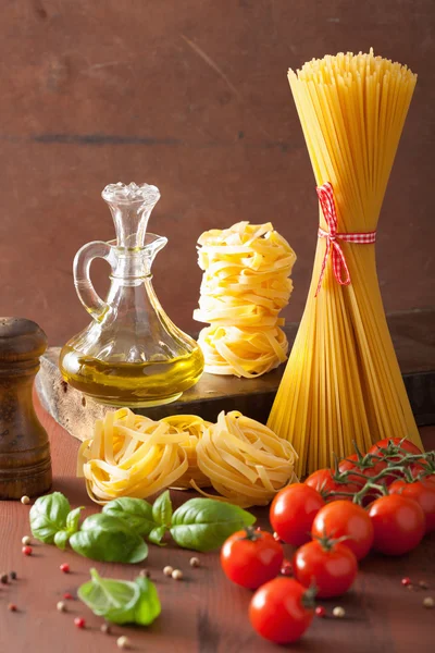 Pasta cruda olio d'oliva pomodori. cucina italiana in cucina rustica — Foto Stock