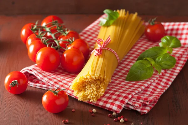 Spaghetti crudi pasta basill pomodori. cucina italiana in k rustico — Foto Stock