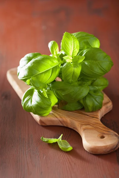 Foglie di basilico fresco erba su bacgkround di legno — Foto Stock