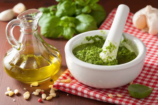 Sauce pesto et ingrédients sur fond rustique en bois — Photo