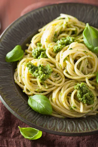 Pasta de espaguetis con salsa de pesto sobre mesa rústica —  Fotos de Stock