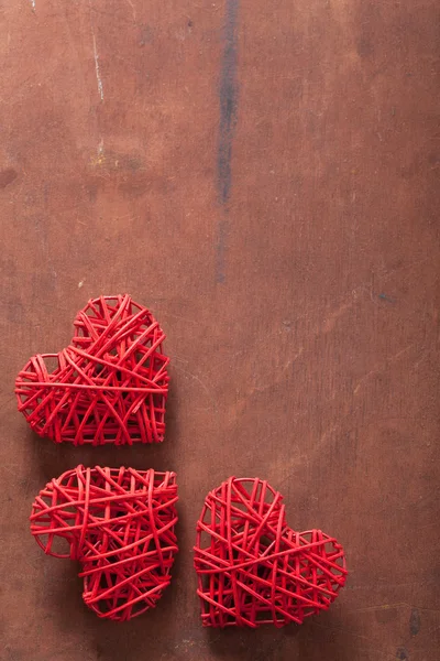 Rode harten op houten achtergrond voor Valentijnskaarten — Stockfoto