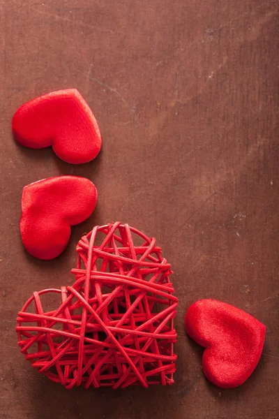 Rote Herzen über hölzernem Hintergrund zum Valentinstag — Stockfoto