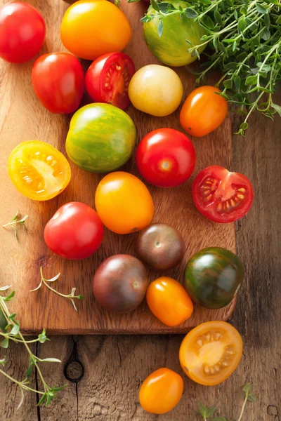 Tomates coloridos sobre fundo de madeira — Fotografia de Stock