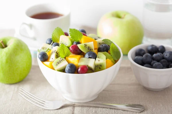 Fruktsallad med mango kiwi blåbär till frukost — Stockfoto