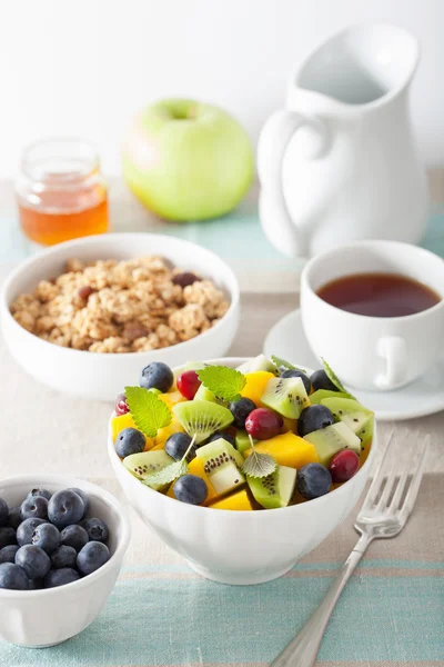 Salada de frutas com manga kiwi mirtilo para o café da manhã — Fotografia de Stock