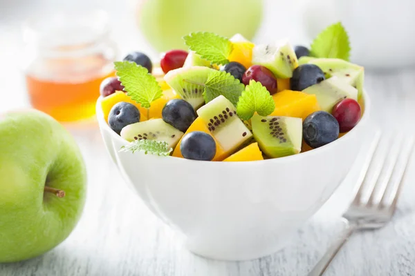 Salada de frutas com manga kiwi mirtilo para o café da manhã — Fotografia de Stock