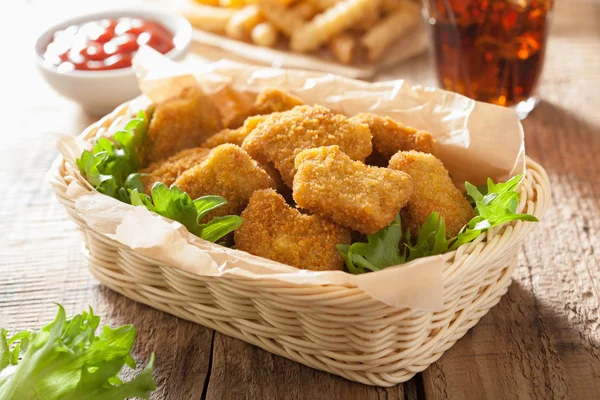 Nuggets z kurczaka fast food z ketchupem, frytki, cola — Zdjęcie stockowe