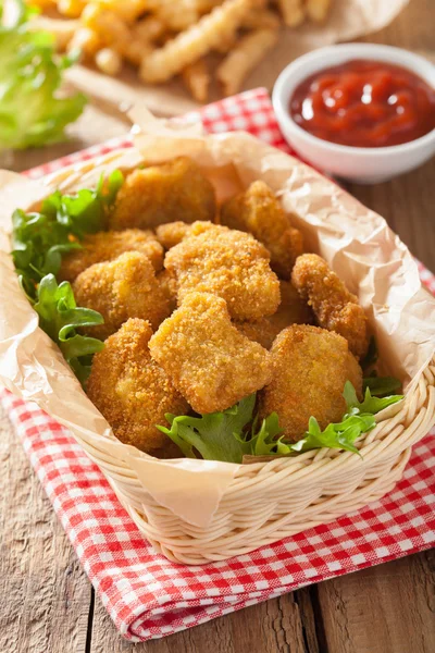 Pepitas de pollo con salsa de tomate y papas fritas — Foto de Stock