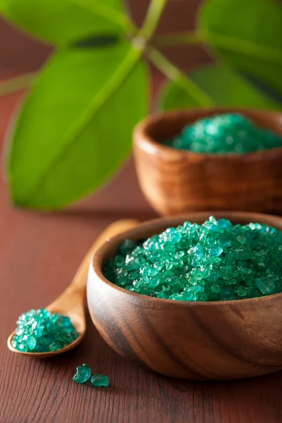 Yeşil bitkisel tuz sağlıklı spa banyo için — Stok fotoğraf