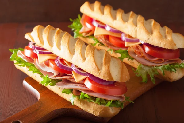Roti lapis baguette panjang dengan tomat keju ham dan selada — Stok Foto