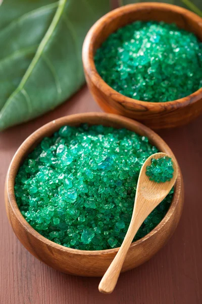 Zelená bylinná sůl pro zdravé vířivou vanu — Stock fotografie