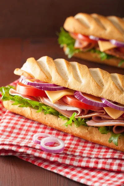 Sanduíche de baguete longo com tomate de queijo de presunto e alface — Fotografia de Stock