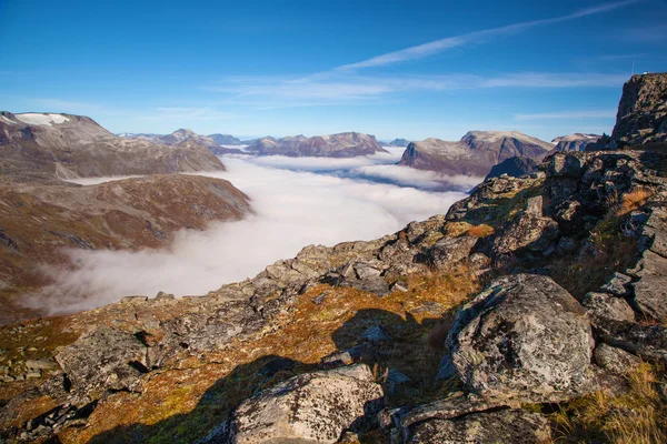 Blick vom Dalsnibba-Gebirge auf Wolken über Norwegen — Stockfoto