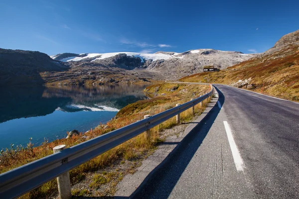 Strada norvegese in montagna in autunno — Foto Stock