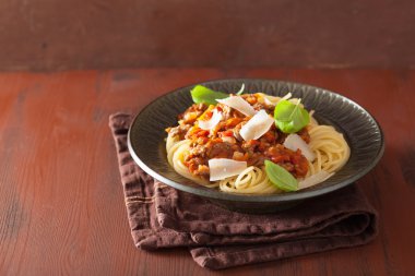 İtalyan makarna spagetti bolognese rustik masada fesleğen ile