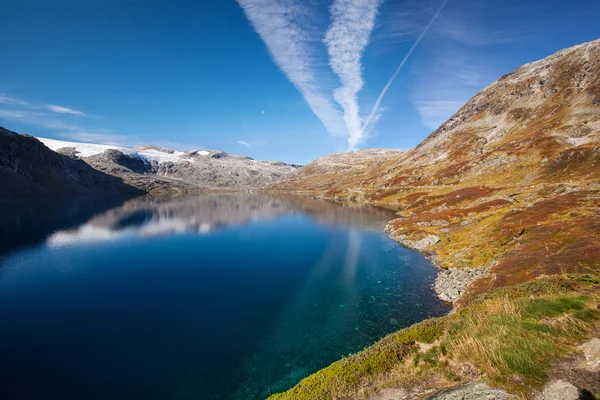 Norska berg Höstlandskap med sjö — Stockfoto