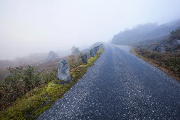 Foggy road in Norway Gamle Strynefjellsvegen — Stock Photo, Image