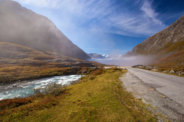 Sunny and foggy road in Norway Gamle Strynefjellsvegen — Stock Photo, Image