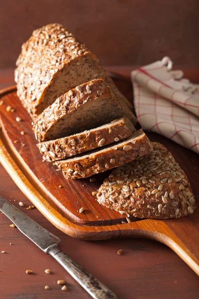 Gezond volkoren brood met wortel en zaden — Stockfoto