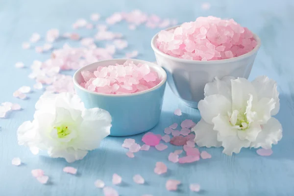 Spa conjunto de aromaterapia com flores de azálea e sal de ervas — Fotografia de Stock