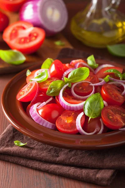 Ensalada de tomate saludable con aceite de oliva de albahaca de cebolla y vino balsámico —  Fotos de Stock