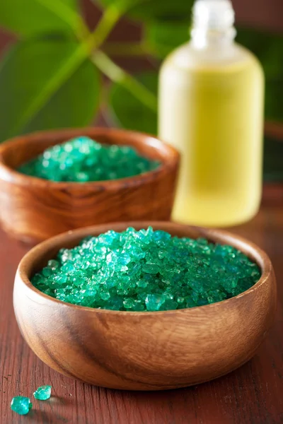 Зеленая травяная соль для здоровой ванны — стоковое фото