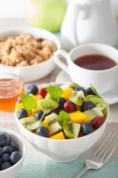 Obstsalat mit Mango-Kiwi-Blaubeere zum Frühstück — Stockfoto