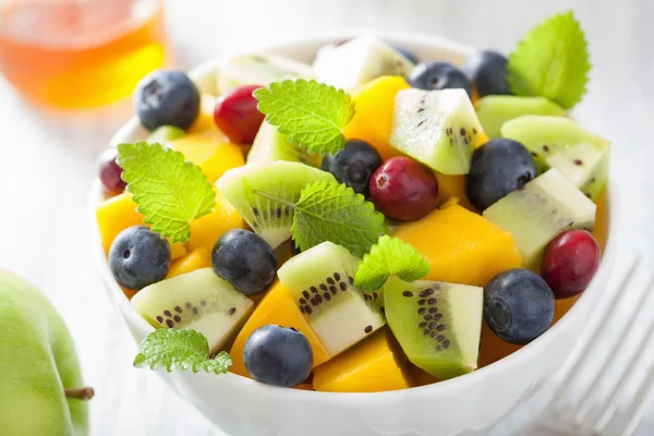 Mango kiwi blueberry kahvaltıda meyve salatası — Stok fotoğraf